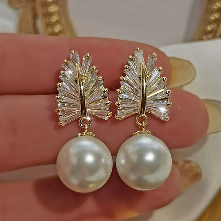 Huitan Gorgeous Flower Imitation Pearl Earrings Women Luxury Inlaid Sparkling CZ Stone Fashion Wedding Jewelry Wholesale Lots